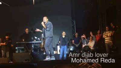 عمرو دياب يهاجم معجبا: أنت هتمشيني على مزاجك لو مش عاجبك متسمعنيش (فيديو)