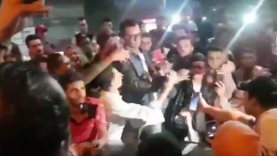 احتشاد الجمهور لالتقاط الصور مع محمد رمضان في شارع جامعة الدول (فيديو)