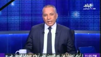 بالفيديو.. أحمد موسى يقف حدادًا داخل الاستديو على ضحايا «حادث سيناء»