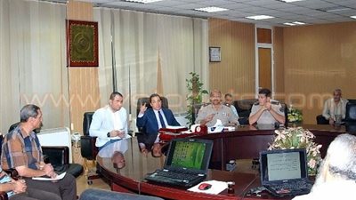 محافظ الشرقية يبحث مع إدارة المرور مشكلة التكدس في الزقازيق