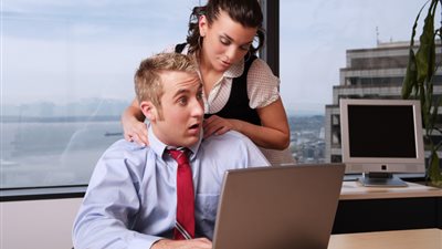 نساء يتحرشن بالرجال.. حنان نشأت: ارتفاع سن الزواج والظروف الاقتصادية وراء انتشار الظاهرة.. والمتحرشة شخصية هستيرية تصطاد الرجل الضعيف.. والرجل يراها امرأة بلا أخلاق