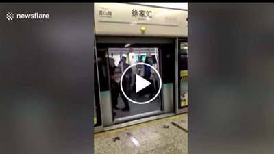 رد فعل أجنبي لحظة نشوب مشاجرة عنيفة بين صينيين داخل عربة المترو (فيديو)