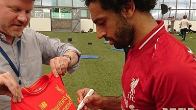 محمد صلاح يوقع للمعجبين بعد مران ليفربول