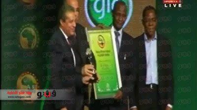 بالصورة.. لحظة تسلم الدرندلي لقب أفضل ناد في أفريقيا