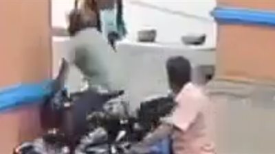 «خوذة» تنقذ سائق دراجة نارية من الموت (فيديو)