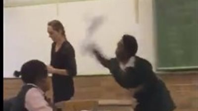 لحظة اعتداء طالبة على معلمة داخل الفصل (فيديو)