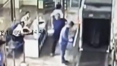 طفل يتسلل لجهاز فحص الحقائب بمحطة قطارات (فيديو)