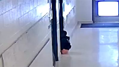 معلمة تركل طالبا في مدرسة ابتدائية (فيديو)