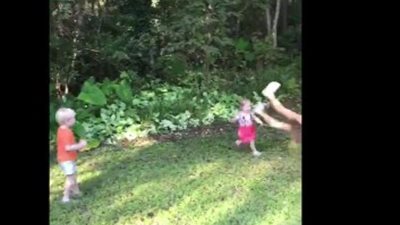 أم تركب أرجوحة وتصطدم بطفلتها بقوة (فيديو)