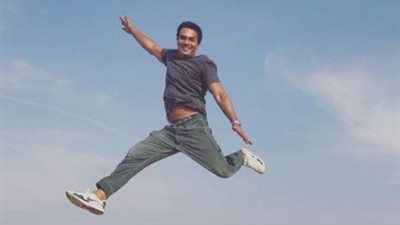 آسر ياسين ينشر صورة جديدة من الأهرامات: بنمسي على أجدادنا