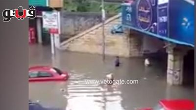 بالفيديو.. مواطن يغرق في مياه الأمطار أثناء عبور نفق كليوباترا