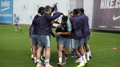 برشلونة يختتم استعداداته للقاء الصدارة أمام إشبيلية (صور)