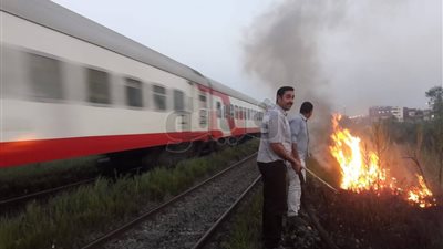 السيطرة على حريق بجوار خط السكك الحديدية بالبحيرة (صور)