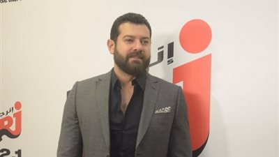 عمرو يوسف يشارك في حفل توزيع جوائز «إنرجي» (صور)