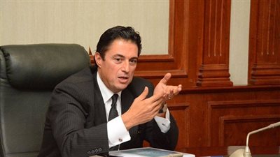 رجل أعمال يسخر من محافظ الإسكندرية على «واتس آب»