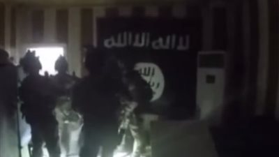 بالصور.. لحظة إنقاذ القوات الأمريكية 70 رهينة من سجن «داعش» بالعراق