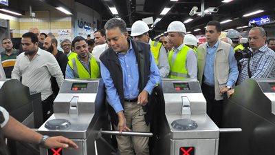 فرحة العمال ببدء التشغيل التجريبي لأولى محطات مترو مصر الجديدة (فيديو)