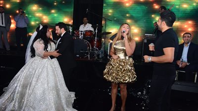 حماقي ودنيا سمير غانم يغنيان دويتو «لهفة» في حفل زفاف شيماء سيف (فيديو)