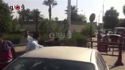 بالفيديو.. انهيار أم شهيد بمطار «ألماظة»