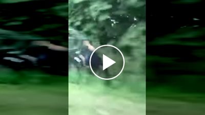 رجل يتدلى بجسده من سيارة مسرعة لإيذاء راكب دراجة (فيديو)