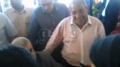 بالفيديو.. مشادات بين محافظ الدقهلية وأصحاب المصانع المتضررة بـ