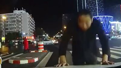 محتال حاول رمي نفسه أمام سيارة (فيديو وصور)