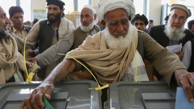 الانتخابات الأفغانية.. التصويت تحت دوي التفجيرات (صور)