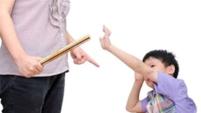 معلمة اقتصاد منزلي تعاقب التلميذات بـ«شاكوش» في مدرسة بالغربية