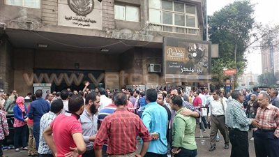 بالصور.. موظفو «الأوقاف» يقطعون شارع التحرير للمطالبة بزيادة رواتبهم