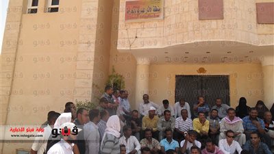 بالصور.. موظفو الآثار يعيدون فتح الطريق بعد لقاء محافظ الوادى الجديد