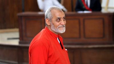 «بديع» يزعم أمام «جنايات الإسماعيلية»: جماعة الإخوان لا تتبنى العنف