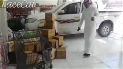 لحظة اقتحام امرأة محل بسيارتها في السعودية (فيديو)