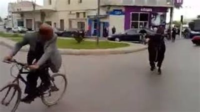 ثور هائج يثير فزع المارة في الشوارع بالمغرب (فيديو)