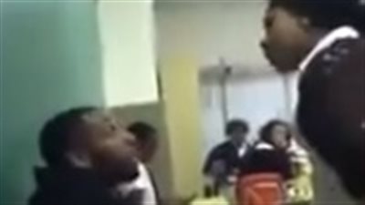 مشاجرة عنيفة بين طالبة وزميلها داخل الفصل (فيديو)