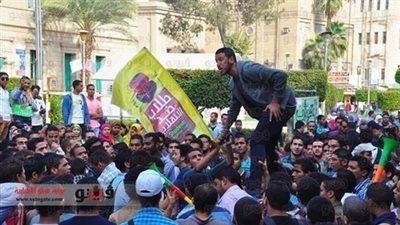 طلاب الإرهابية بمدينة جامعة الأزهر يعرضون صورا لأحداث رابعة