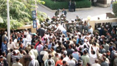 عمال المحليات يطالبون بزيادة رواتبهم.. موظف بحي شبرا: «عايزين نتساوى بموظفي الكهرباء والضرائب».. وآخر: يجب زيادة الحد الأدنى للأجور.. وخبير إدارة محلية: انخفاض الرواتب ليس مبررا للفساد