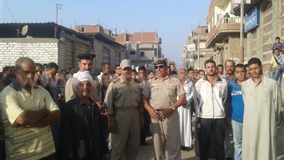 بالصور.. أبناء شبراهور بالدقهلية ينتظرون جثمان 