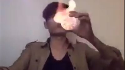 نهاية مفجعة لشاب حاول استعراض مهاراته باستخدام النار (فيديو)