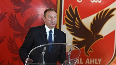 «نادي القرن».. معركة الـ18 عاما.. هل يتم سحب اللقب من الأهلي ومنحه للزمالك.. الخطيب يحذر مسئولي الأحمر من الحديث في القضية.. نجوم القلعة البيضاء يطالبون باسترداد اللقب.. وخبير لوائح يكشف الح