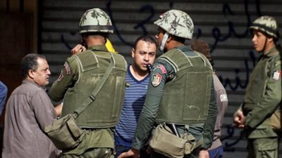 أهالي الفيوم يحتفلون بوصول قوات الجيش والشرطة لتأمين الاستفتاء