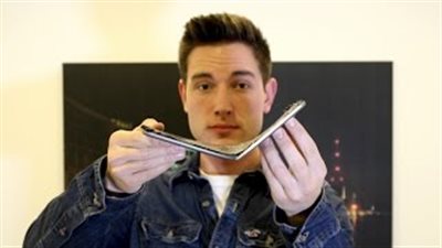 بالفيديو.. فضيحة انحناء جديدة لـ«آي باد اير2 »