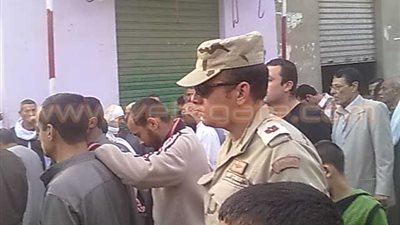 بالصور.. الجيش يؤمن جنازة الشهيد أحمد سعيد بالشرقية