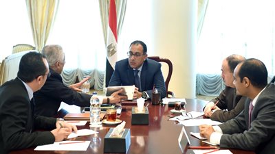 تكليفات مدبولي لوزير التعليم.. توجيه المحافظين بالتعاقد لسد العجز في المدرسين.. إعداد خطة متكاملة لتخفيض كثافة الفصول خلال ٣ سنوات.. متابعة موقف «تابلت» الصف الأول الثانوي