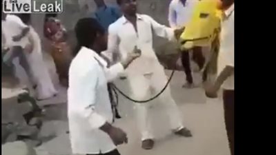 رقصة تغضب «ثور» وتدفعه لنطح صاحبه (فيديو)