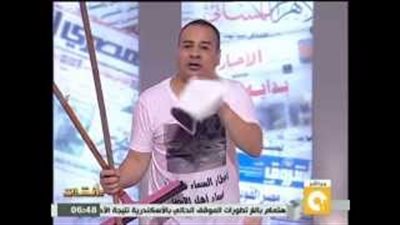 بالفيديو.. «القرموطي» يجسد دور عامل النظافة على الهواء