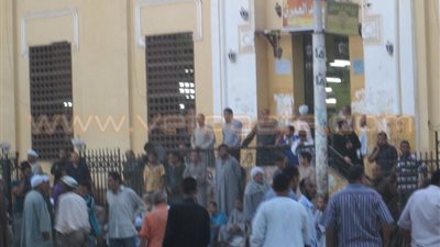 بالصور.. لحظة انهيار والد شهيد الواجب الوطني بقنا