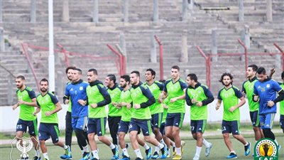 جماهير الكونغو تداعب لاعبي المصري وتلتقط سيلفي مع التوأم (صور)