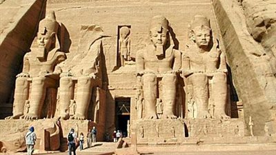 الآثار توزع هدايا على السياح في احتفالية تعامد الشمس على معبد أبوسمبل