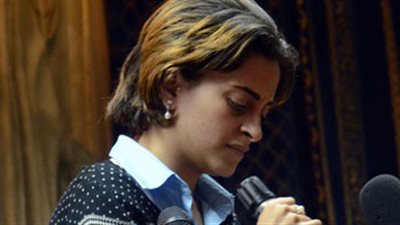 الأهالي يعتدون على زوجة «أحمد دومة» في طوخ