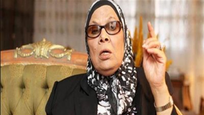 إعلامي إخواني يهاجم آمنة نصير بسبب رفضها للنقاب